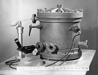 Millikan’s_oil-drop_apparatus